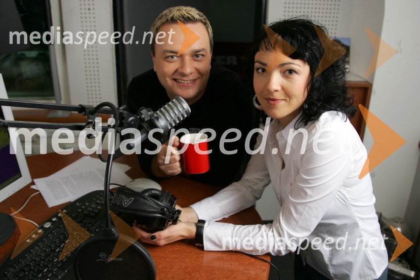 Sašo Papp in Polona Požgan, voditelja jutranjega programa Radia CenterModeratorji Radia Center v studiu