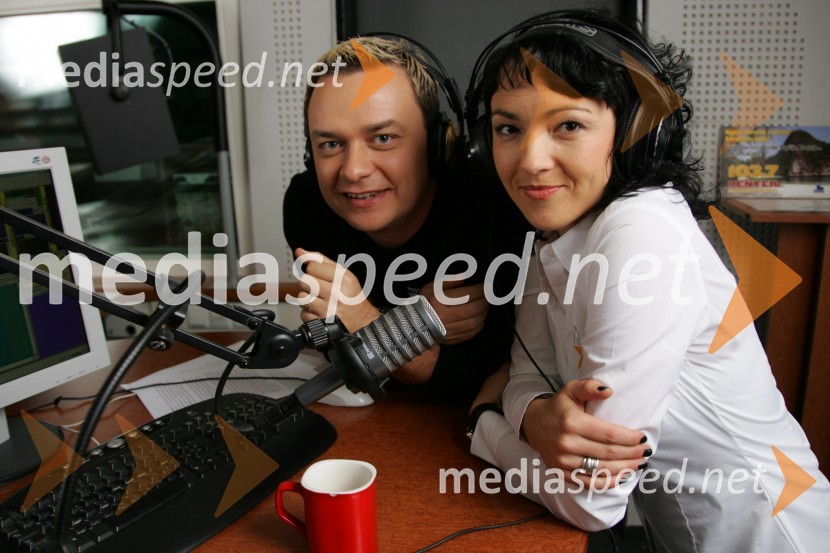 Sašo Papp in Polona Požgan, voditelja jutranjega programa Radia CenterModeratorji Radia Center v studiu