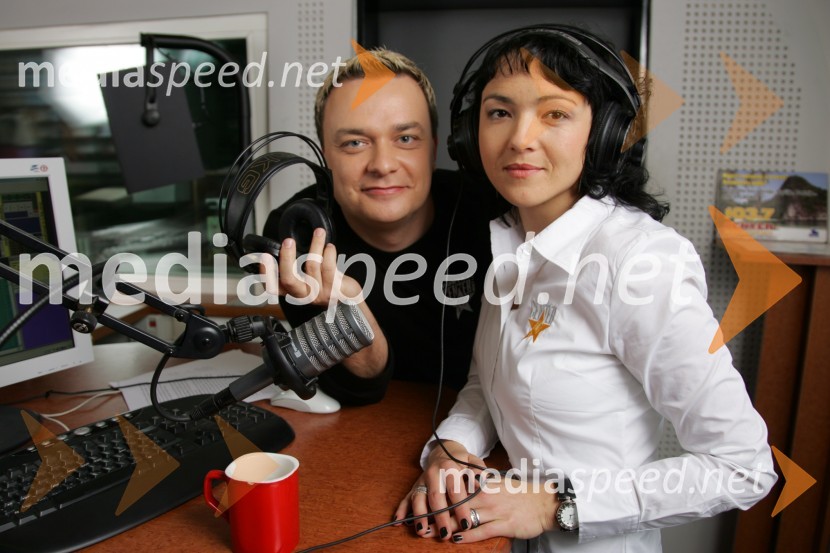 Sašo Papp in Polona Požgan, voditelja jutranjega programa Radia CenterModeratorji Radia Center v studiu