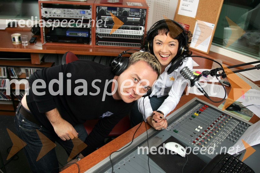 Sašo Papp in Polona Požgan, voditelja jutranjega programa Radia CenterModeratorji Radia Center v studiu
