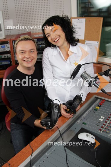 Sašo Papp in Polona Požgan, voditelja jutranjega programa Radia CenterModeratorji Radia Center v studiu