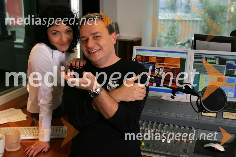 Polona Požgan in Sašo Papp, voditelja jutranjega programa Radia CenterModeratorji Radia Center v studiu