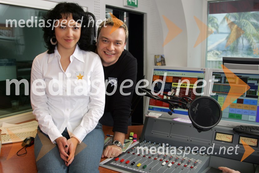 Polona Požgan in Sašo Papp, voditelja jutranjega programa Radia CenterModeratorji Radia Center v studiu