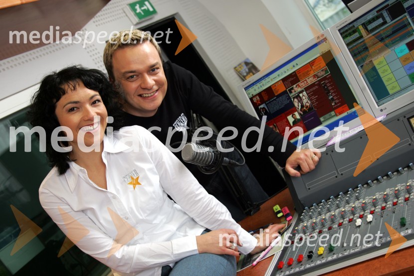 Polona Požgan, moderatorica jutranjega programa Radia Center in Sašo Papp, voditelj jutranjega programa Radia CenterModeratorji Radia Center v studiu