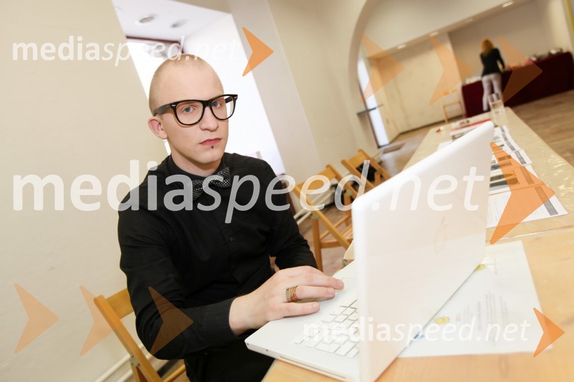 Erik Maj Potočnik, modni oblikovalecPokrajinski muzej Maribor, otvoritev Meseca mode v muzeju