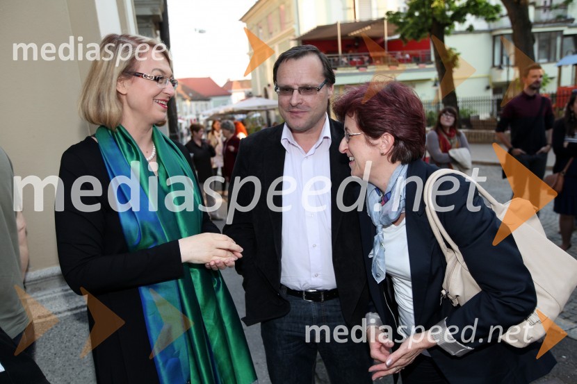 Mirjana Koren, direktorica Pokrajinskega muzeja Maribor; Darja Homšak, lekorica in soprogPokrajinski muzej Maribor, otvoritev Meseca mode v muzeju