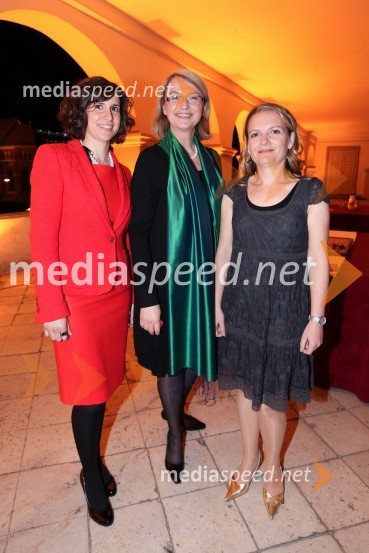 Maja Hren Brvar, kustodinja Pokrajinskega muzeja Maribor;&nbsp; Mirjana 
Koren, direktorica Pokrajinskega muzeja Maribor; dr. Valentina 
Bevc Varl, kustodinja Pokrajinskega muzeja MariborPokrajinski muzej Maribor, otvoritev Meseca mode v muzeju