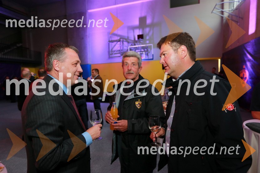 Mitja Hlastec, direktor Združenja prvoligašev Slovenije; Drago Cotar, predsednik uprave Zavarovalnice Maribor; Tibor RojsPoslovni klub NK Maribor in VIP ob naslovu prvakov