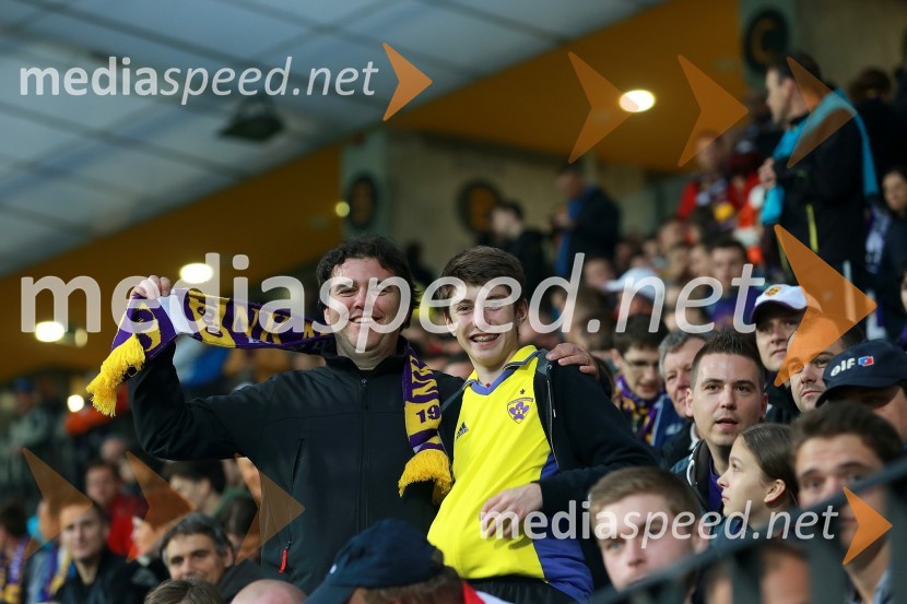 Peter Luetić, namestnik direktorice PE Maribor Pošta Slovenije; sin Davor LuetićPoslovni klub NK Maribor in VIP ob naslovu prvakov