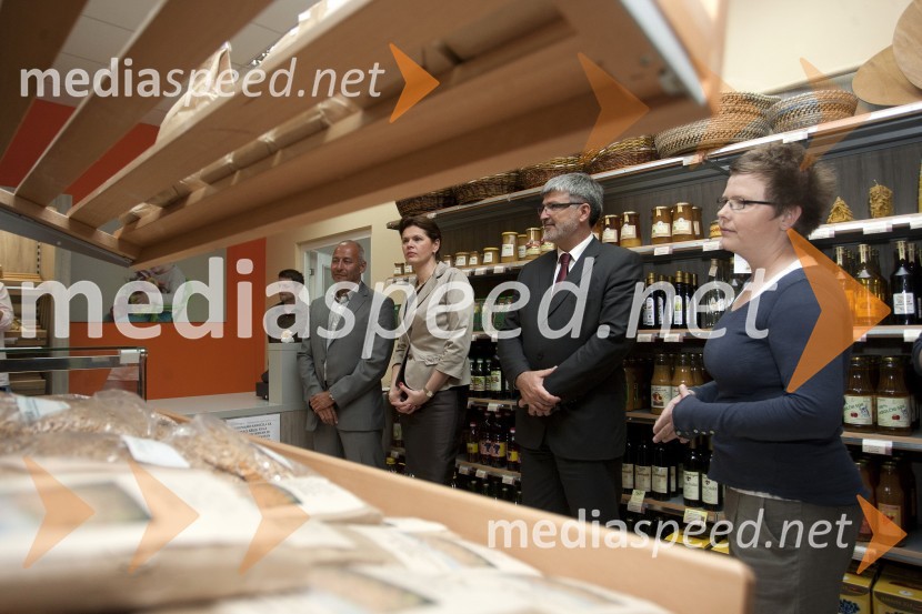 Dragan Bosnić, poslanec; mag. Alenka Bratušek, predsednica vlade RS; Roman Jakič, minister za obrambo; Karolina Babič, vodja CAAPAlenka Bratušek, predsednica vlade RS, obiskala Maribor