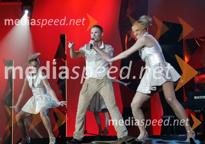 Sebastian, pevec s plesalkamaEMA 2007, 1. polfinalni večer