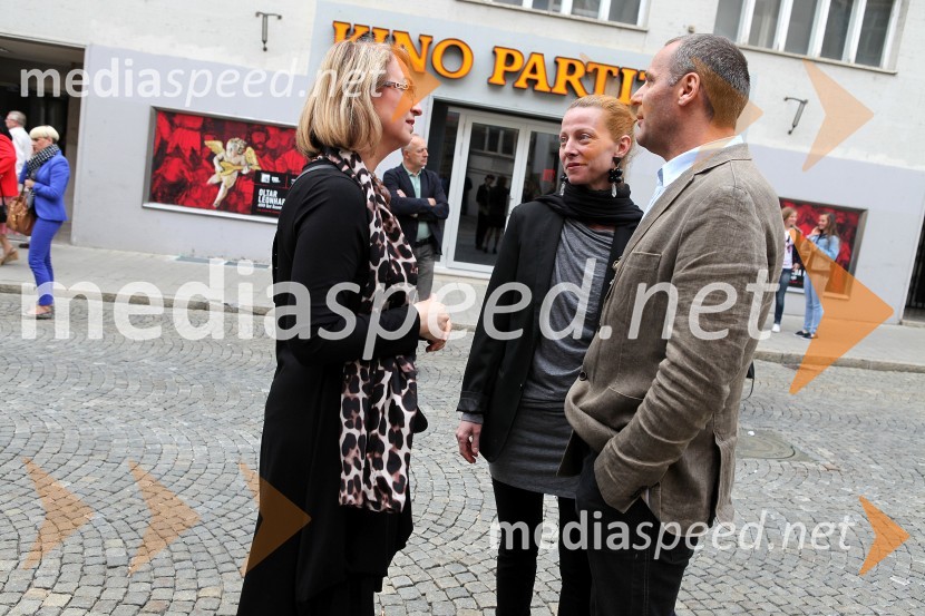 Mirjana 
Koren, direktorica Pokrajinskega muzeja Maribor; Nataša Matjašec Rošker, igralka; soprog Danilo Rošker, direktor SNG MariborPokrajinski muzej Maribor, Mesec mode v muzeju - modna revija