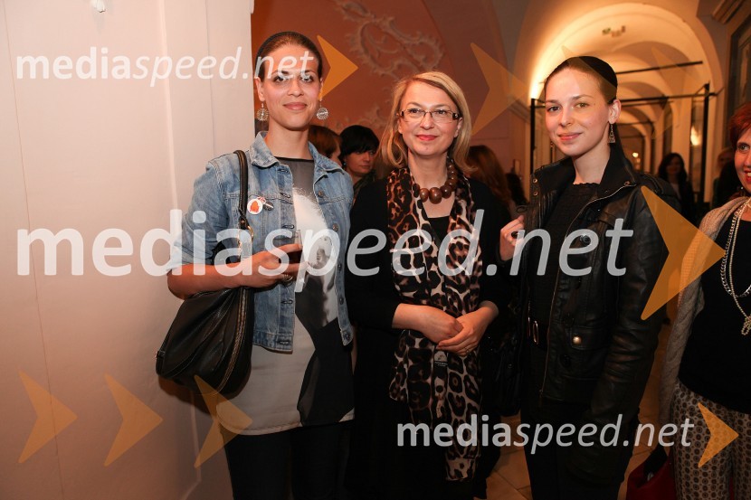 Emina Koren; Mirjana 
Koren, direktorica Pokrajinskega muzeja Maribor;  Zala KorenPokrajinski muzej Maribor, Mesec mode v muzeju - modna revija