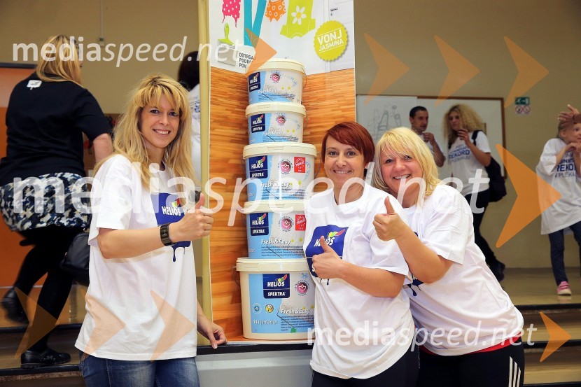 Darja Lesjak, center manager Citycenter Celje; Nena Horvat, vodja marketinga Citycenter Celje; ...Guinnessov rekord  v množičnem pleskanju, II. OŠ Celje