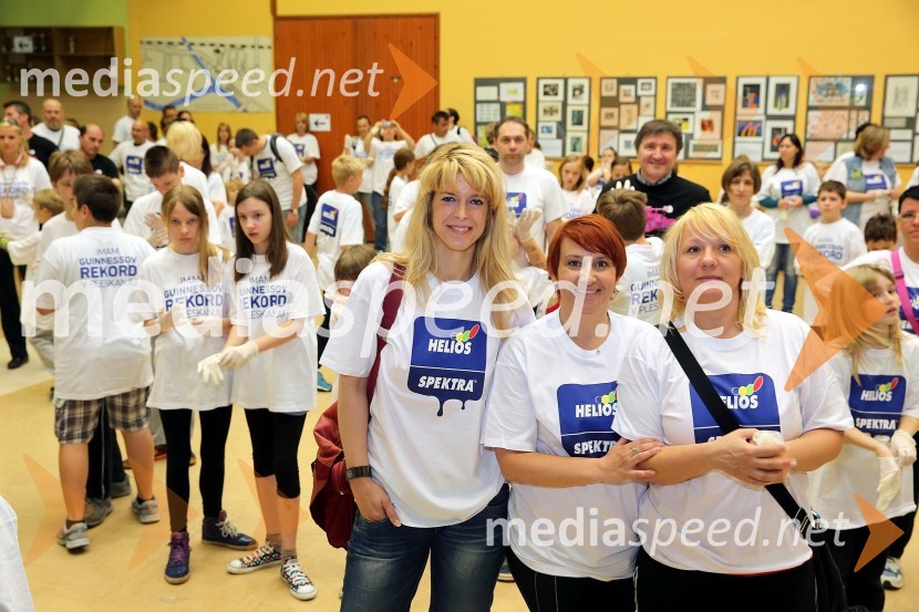 Darja Lesjak, center manager Citycenter Celje; Nena Horvat, vodja marketinga Citycenter Celje; ...Guinnessov rekord  v množičnem pleskanju, II. OŠ Celje