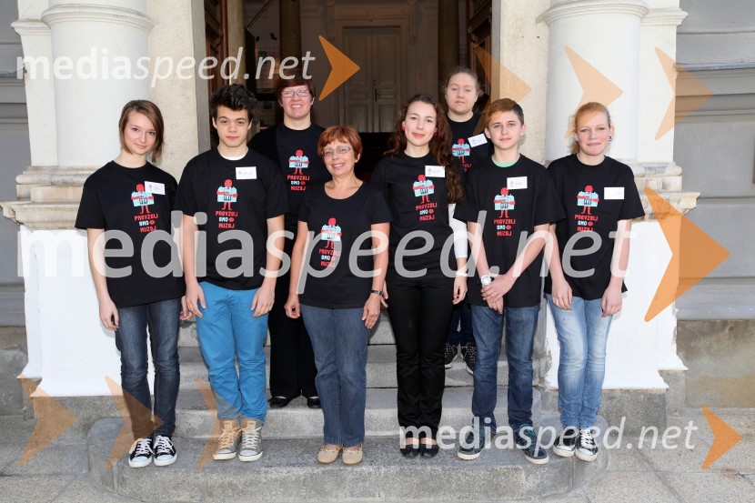 Učenci OŠ Draga Kobala; dr. Aleksandra Berberih Slana, direktorica Muzeja narodne osvoboditve Maribor;&nbsp;Marjetka Berlič, učiteljica zgodovine in mentorica na OŠ Draga KobalaPrevzeli smo muzej, projekt v Muzeju narodne osvoboditve Maribor