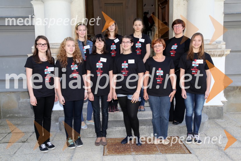 Učenci OŠ Draga Kobala; dr. Aleksandra Berberih Slana, direktorica Muzeja narodne osvoboditve Maribor;&nbsp;Marjetka Berlič, učiteljica zgodovine in mentorica na OŠ Draga KobalaPrevzeli smo muzej, projekt v Muzeju narodne osvoboditve Maribor