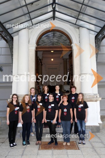 Učenci OŠ Draga Kobala; dr. Aleksandra Berberih Slana, direktorica Muzeja narodne osvoboditve Maribor;&nbsp;Marjetka Berlič, učiteljica zgodovine in mentorica na OŠ Draga KobalaPrevzeli smo muzej, projekt v Muzeju narodne osvoboditve Maribor
