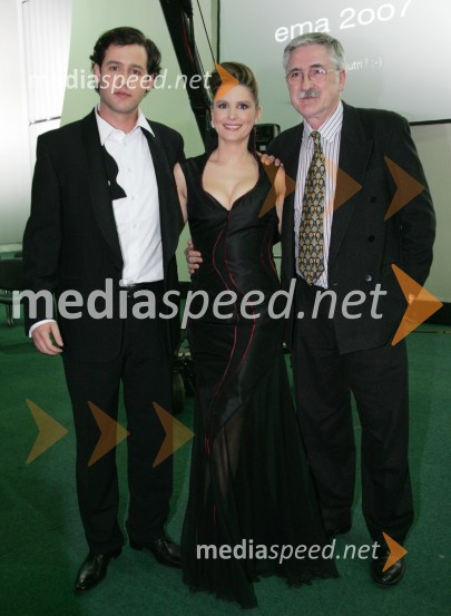 Peter Poles in Bernarda Žarn, televizijska voditelja ter Petar RadovičEMA 2007, 1. polfinalni večer