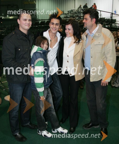 Martin Perovič, pevec z družinoEMA 2007, 1. polfinalni večer