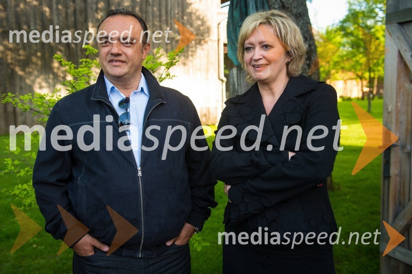 Igor Popov, veleposlanik Makedonije v Sloveniji; Ksenija Benedetti, vodja protokola Republike SlovenijeBoris Cavazza in Vesna Milek v skednju Škrabčeve domačije