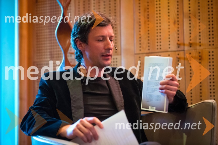 Boštjan Narat, glasbenik, filozofBoris Cavazza in Vesna Milek v skednju Škrabčeve domačije