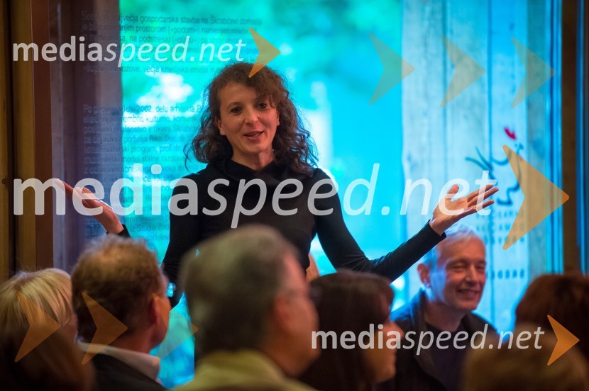 Polona Lovšin, RikoBoris Cavazza in Vesna Milek v skednju Škrabčeve domačije