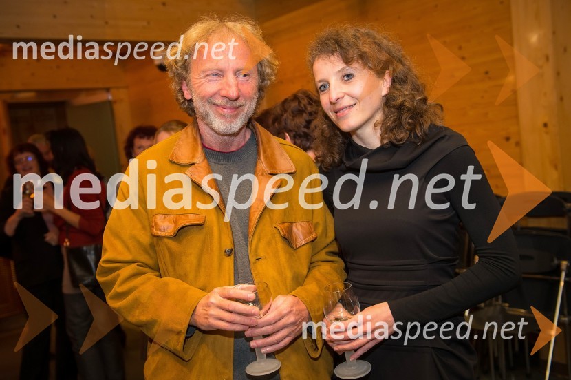 ...;&nbsp;Polona Lovšin, RikoBoris Cavazza in Vesna Milek v skednju Škrabčeve domačije