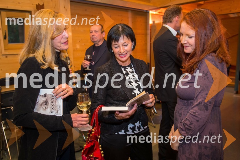 ...; Azra Širovnik, pisateljica; Sonja Javornik, novinarkaBoris Cavazza in Vesna Milek v skednju Škrabčeve domačije