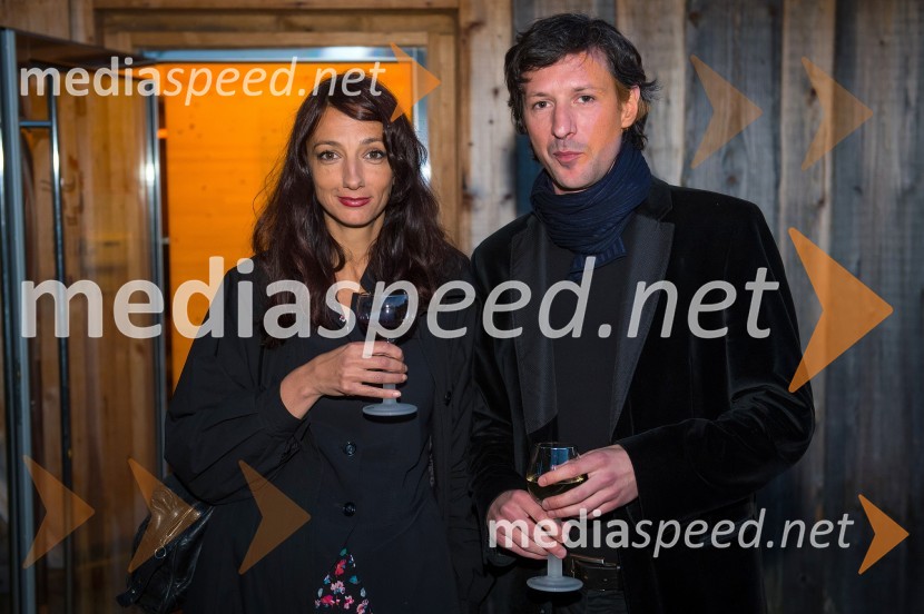 Vesna Milek, pisateljica in novinarka;&nbsp;Boštjan Narat, glasbenik, filozofBoris Cavazza in Vesna Milek v skednju Škrabčeve domačije