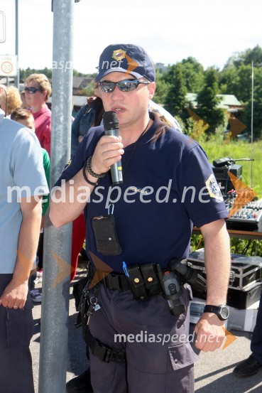 Zoran Brezočnik, vodnik psovV sožitju rešujemo življenja, predstavitev reševalnih enot