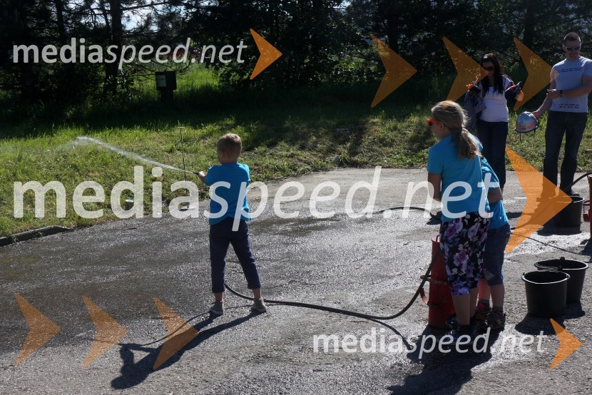 Mladi obiskovalciV sožitju rešujemo življenja, predstavitev reševalnih enot