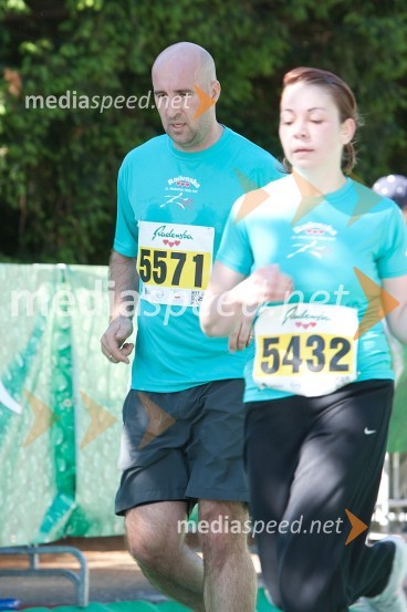 Edi Pucko (5571); Karmen Pelcl (5432)33. Maraton treh src, tekači