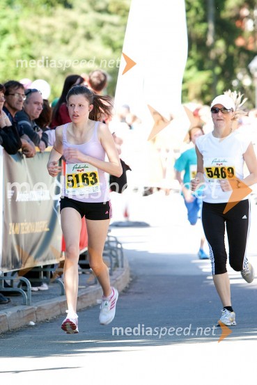 Lara Recek (5163); Tadeja Kralj (5469)33. Maraton treh src, tekači