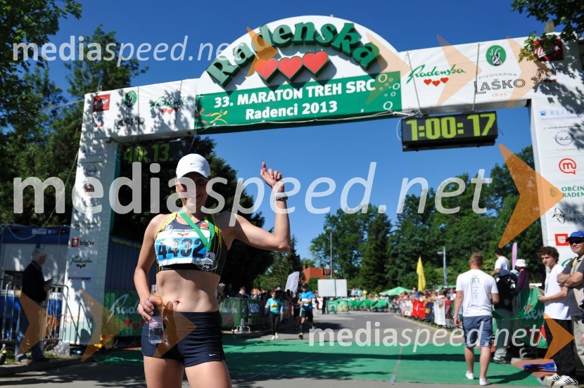 Mojca Grandovec, zmagovalka na 10km33. Maraton treh src, utrinki