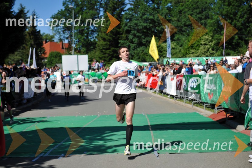 33. Maraton treh src, tekači