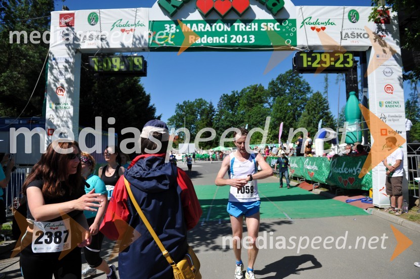 33. Maraton treh src, tekači