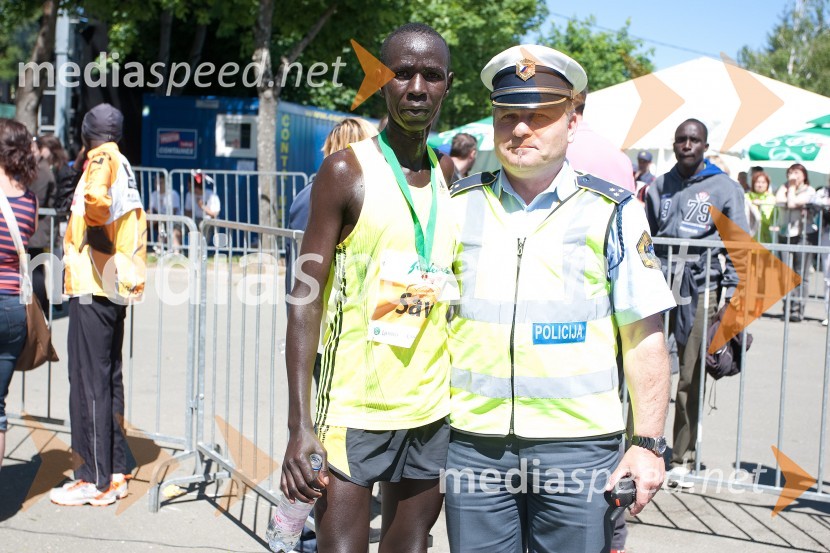 Kiprotich Sawe Elisha, zmagovalec tekaškega maratona na 42 km; policist33. Maraton treh src, utrinki