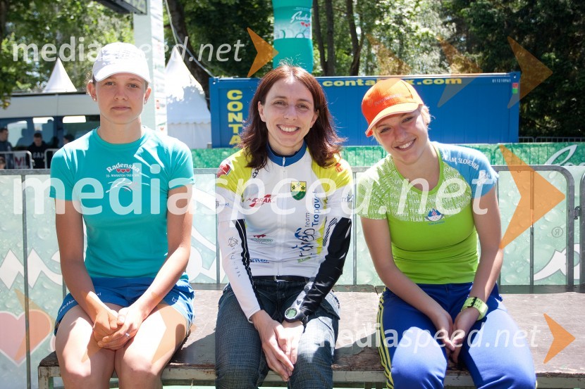 Eva Skaza, zmagovalka tekaškega maratona na 5,5 km;&nbsp;Melita Hajdinjak, 3. mesto&nbsp;tekaškega maratona na 5,5 km;&nbsp;Katja Vrdjuka, 2.&nbsp;mesto&nbsp;tekaškega maratona na 5,5 km33. Maraton treh src, utrinki