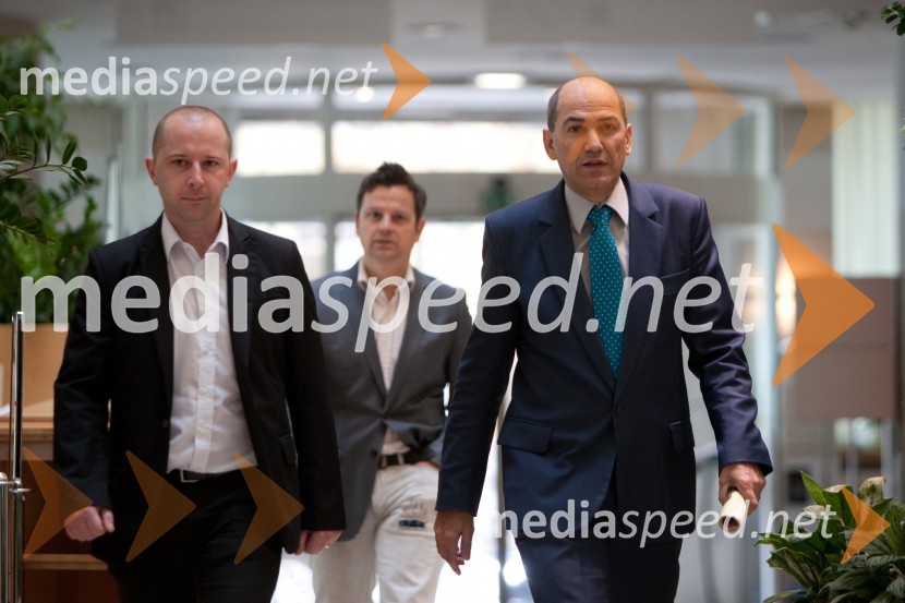 MIhael Hočevar, direktor Demokracije; Janez Janša, predsednik stranke SDSJanez Janša, predstavitev nove knjige “Za kulturo življenja”