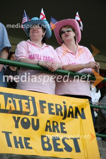 Angleški navijačici Mateja Žagarja ob transparentu navijačev Mateja FerjanaV spomin: Mateju Ferjanu ob drugi obletnici smrti