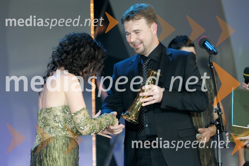 Alenka Gotar, pevka - zmagovalka izbora EMA 2007 in Jože Možina, direktor televizijeEMA 2007, finalni izbor