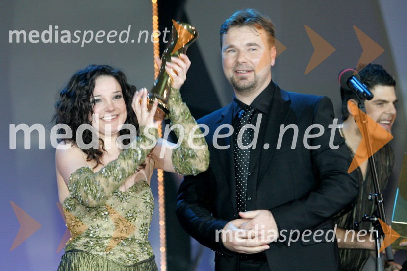 Alenka Gotar, pevka - zmagovalka izbora EMA 2007 in Jože Možina, direktor televizijeEMA 2007, finalni izbor