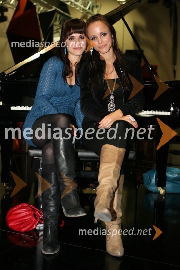 Dvojčici Špela in Polona Jambrek, novinarkiEMA 2007, finalni izbor