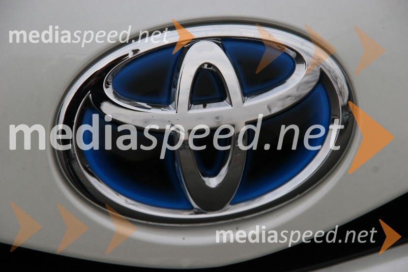 modri emblem označuje hibridni pogonski sklopToyota Yaris Hybrid 1.5 VVT-i Sol, mediaspeed test