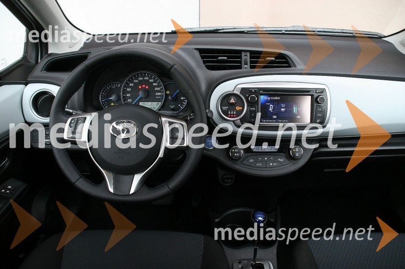 notranjost Toyote Yaris Hybrid 1.5 VVT-i SolToyota Yaris Hybrid 1.5 VVT-i Sol, mediaspeed test