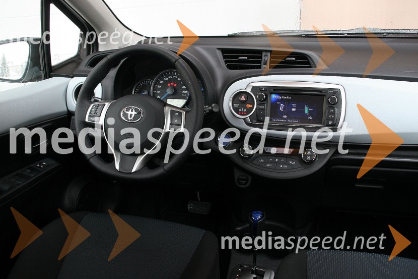 notranjost je pregledna in sodobnega videzaToyota Yaris Hybrid 1.5 VVT-i Sol, mediaspeed test