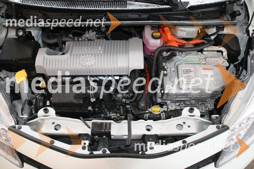 pod motornim pokrovom sta stisnjena bencinski in elektromotorToyota Yaris Hybrid 1.5 VVT-i Sol, mediaspeed test