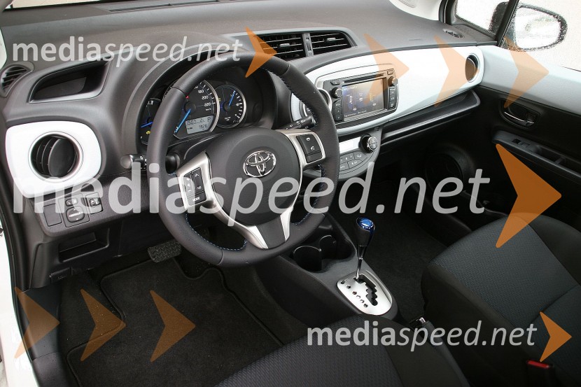 notranjost Toyote Yaris Hybrid 1.5 VVT-i SolToyota Yaris Hybrid 1.5 VVT-i Sol, mediaspeed test