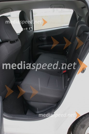 zadaj je dovolj prostora za mlajše potnikeToyota Yaris Hybrid 1.5 VVT-i Sol, mediaspeed test